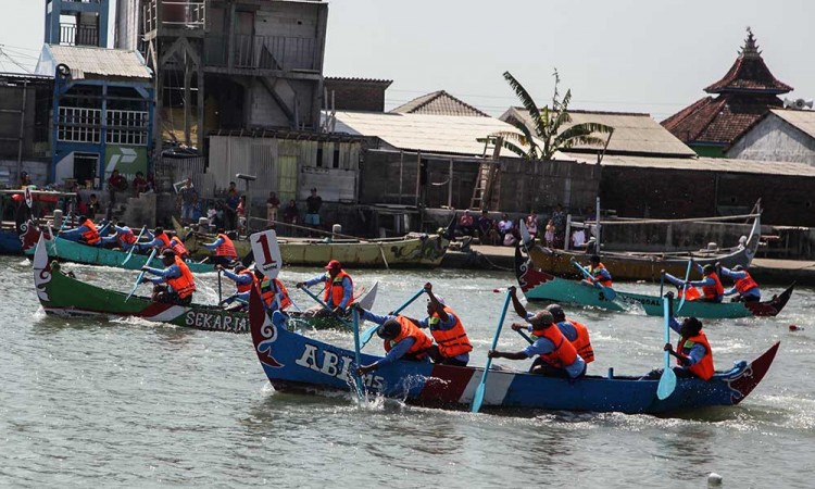 Nelayan di Semarang Ikuti Lomba Dayung Perahu Tradisional 