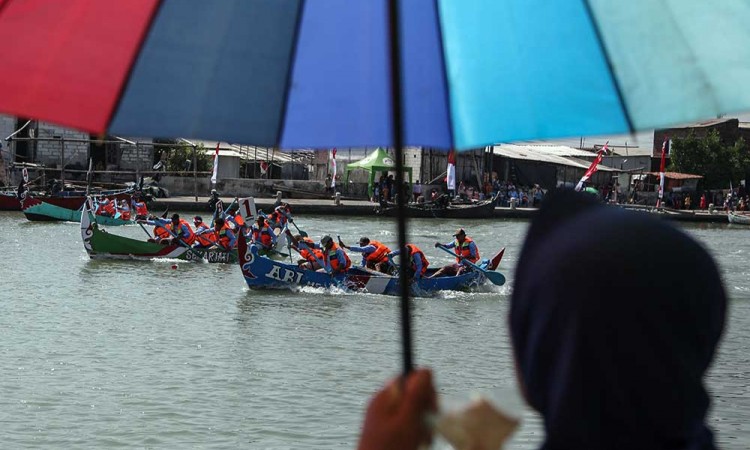 Nelayan di Semarang Ikuti Lomba Dayung Perahu Tradisional 