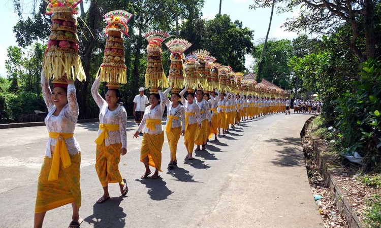 Umat Hindu di Bali Ikuti Tradisi Mapeed di Pura Dalem Kahyangan Kedaton