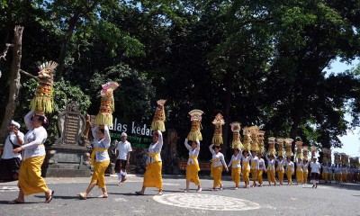 Umat Hindu di Bali Ikuti Tradisi Mapeed di Pura Dalem Kahyangan Kedaton