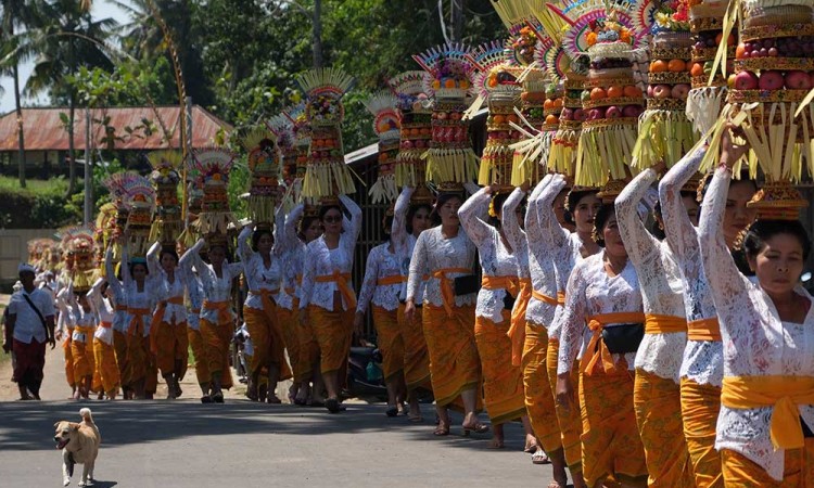 Umat Hindu di Bali Ikuti Tradisi Mapeed di Pura Dalem Kahyangan Kedaton