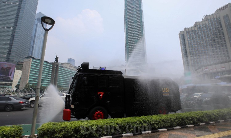 Kurangi Polusi Udara, Pemprov DKI Jakarta dan Polda Metro Jaya Lakukan Penyemprotan Air