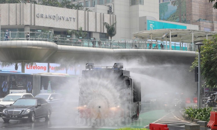 Kurangi Polusi Udara, Pemprov DKI Jakarta dan Polda Metro Jaya Lakukan Penyemprotan Air