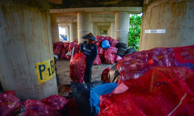 Nalayan di Padang Mengubah Sampah Menjadi Emas Melalui Bank Sampah Nelayan Cinta Laut 