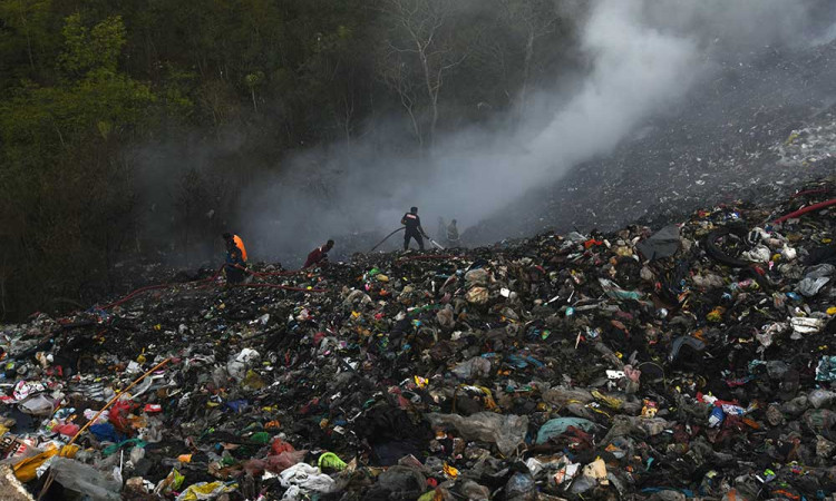 Kebakaran TPA Kawatuna di Palu Belum Bisa Dipadamkan