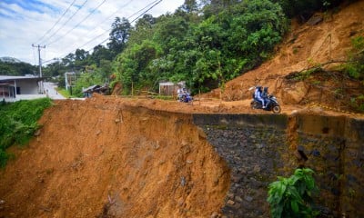 Jalan Lingkar Nipah-Teluk Bayur di Padang Longsor