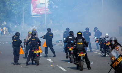 Polisi Tembakan Gas Air Mata Saat Membubarkan Unjuk Rasa Warga Pulau Rempang