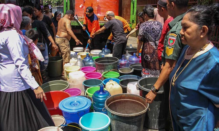 Penyaluran Air Bersih ke Warga Yang Terdampak Kekeringan di Makassar