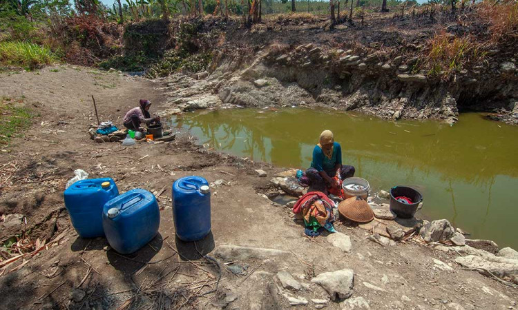 Warga Boyolali Mengambil Air Dari Lubang di Dasar Sungai Saat Musim Kemarau