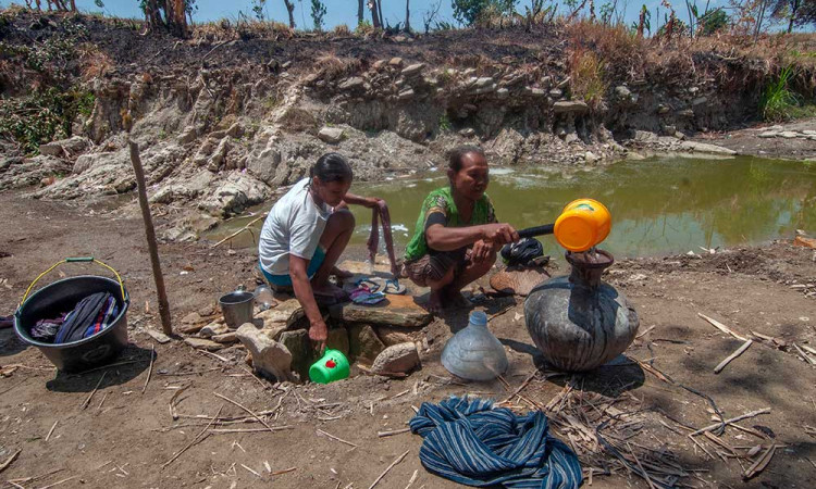 Warga Boyolali Mengambil Air Dari Lubang di Dasar Sungai Saat Musim Kemarau