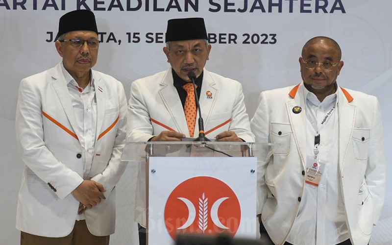 Presiden Partai Keadilan Sejahtera (PKS) Ahmad Syaikhu (tengah) didampingi Sekjen PKS Aboe Bakar Alhabsyi (kanan) dan Bendahara Umum PKS Mahfudz Abdurahman (kiri) menyampaikan keterangan kepada wartawan terkait hasil Rapat Majelis Syuro PKS di kantor DPP PKS, Pasar Minggu, Jakarta, Jumat (15/9/2023). Rapat tersebut menghasilkan kepastian dukungan PKS terhadap pencalonan Ketua Umum PKB Muhaimin Iskandar sebagai pasangan Anies Baswedan dalam Pemilu Presiden 2024. ANTARA FOTO/Aditya Pradana Putra
