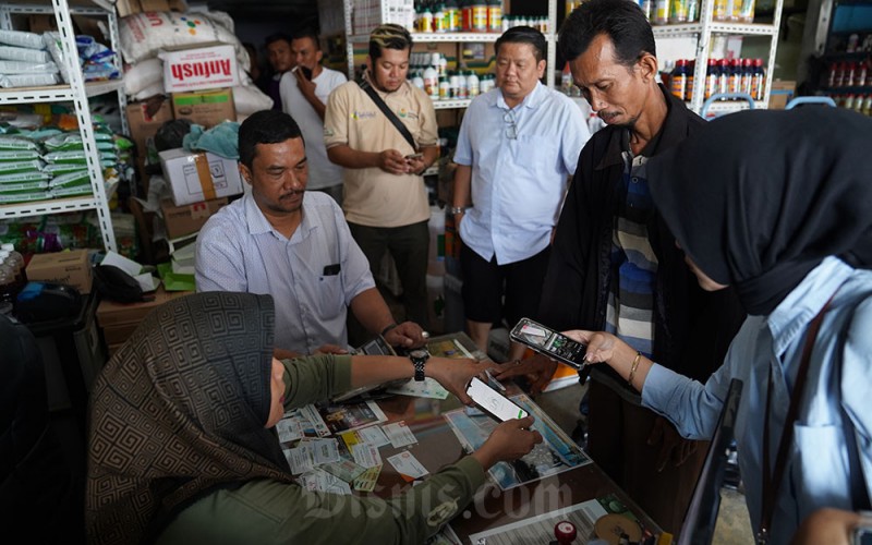 Suasana petani menebus pupuk bersubsidi secara digital lewat sistem i-Pubers (Integrasi Pupuk Bersubsidi) di kios resmi yang ada di Sumatera Utara, Sabtu (16/4/2023). Aplikasi sistem penebusan i-Pubers (integrasi pupuk bersubsidi) ini merupakan sistem integrasi antara aplikasi e-Alokasi milik Kementerian Pertanian dengan aplikasi Rekan milik Pupuk Indonesia yang merupakan tindak lanjut dari instruksi Presiden Joko Widodo mengenai perbaikan tata kelola kebijakan pupuk bersubsidi, khususnya perbaikan data pertanian. Bisnis