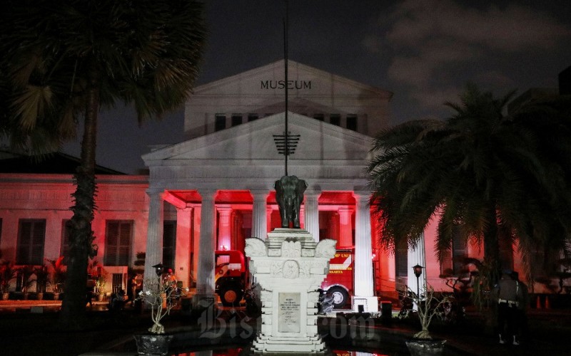 Suasana Museum Nasional saat terjadinya kebakaran di Jakarta, Sabtu (16/9/2023). Kebakaran yang terjadi sekitar pukul 20.00 WIB tersebut diduga akibat korsleting aliran listrik. Bisnis/Eusebio Chrysnamurti