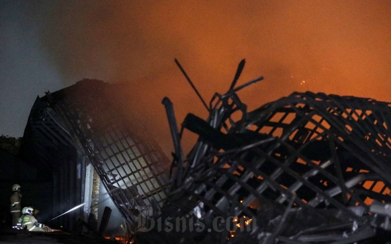 Petugas pemadam kebakaran berusaha memadamkan api saat terjadinya kebakaran di Museum Nasional, Jakarta, Sabtu (16/9/2023). Kebakaran yang terjadi sekitar pukul 20.00 WIB tersebut diduga akibat korsleting aliran listrik. Bisnis/Eusebio Chrysnamurti