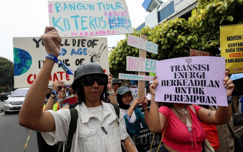 Peserta mengikuti aksi pawai Global Climate Strike di Taman Menteng, Jakarta, Minggu (17/9/2023). Aksi yang dilakukan oleh gabungan komunitas peduli lingkungan itu untuk menyuarakan isu krisis iklim yang mengancam kehidupan makhluk hidup serta meminta pemerintah untuk serius menangani krisis iklim dan kelestarian lingkungan. Bisnis/Eusebio Chrysnamurti