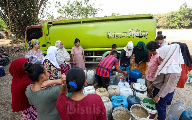Warga menunggu pembagian air bersih di Bekasi, Jawa Barat, Minggu (17/9/2023). Badan Meteorologi dan Geofisika (BMKG) Stasiun Klimatologi Jawa Barat memprediksi, kekeringan terjadi hingga akhir November 2023. Kondisi kemarau saat ini juga dipicu oleh El Nino, namun statusnya masih lemah. Bisnis/Abdurachman