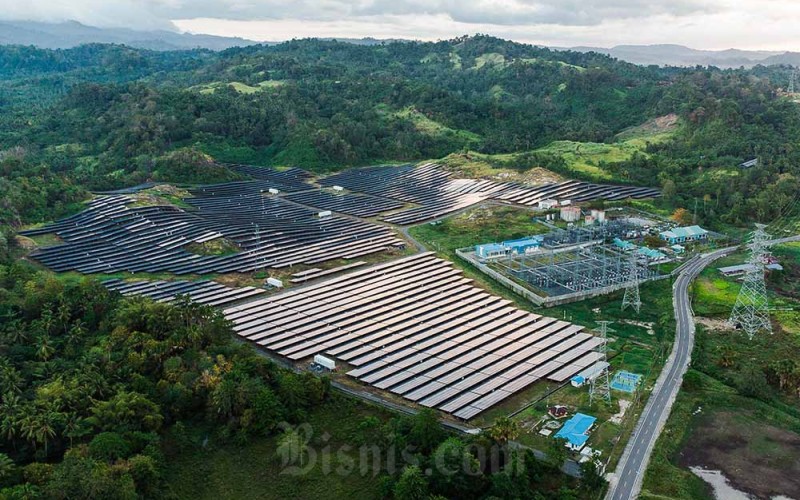 Foto udara Pembangkit Listrik Tenaga Surya (PLTS) Likupang di desa Wineru, Likupang, Minahasa Utara, Sulawesi Utara, Sabtu (16/9/2023). PLTS berkapasitas 21MW (Mega Watt) tersebut menyuplai listrik untuk wilayah Sulut, Gorontalo dan Sulteng, serta menjadi pembangkit listrik ramah lingkungan yang selaras dengan konsep pengembangan Kawasan Ekonomi Khusus (KEK) Likupang yang berbasis konservasi alam.ANTARA FOTO/Adwit B Pramono.