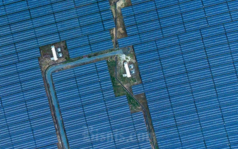 Foto udara Pembangkit Listrik Tenaga Surya (PLTS) Likupang di desa Wineru, Likupang, Minahasa Utara, Sulawesi Utara, Sabtu (16/9/2023). PLTS berkapasitas 21MW (Mega Watt) tersebut menyuplai listrik untuk wilayah Sulut, Gorontalo dan Sulteng, serta menjadi pembangkit listrik ramah lingkungan yang selaras dengan konsep pengembangan Kawasan Ekonomi Khusus (KEK) Likupang yang berbasis konservasi alam.ANTARA FOTO/Adwit B Pramono.