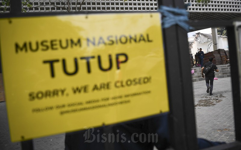 Petugas kepolisian berjalan di area pasca kebakaran Museum Nasional di Jakarta, Minggu (17/9/2023). Menurut data dari Suku Dinas Penanggulangan Kebakaran dan Penyelamatan Jakarta Pusat, pasca kebakaran Museum Nasional yang diduga akibat korsleting arus listrik yang terjadi di bedeng proyek renovasi museum tersebut berakibat empat ruangan terbakar yakni dua ruangan di sayap sebelah kanan dan dua ruangan di bagian tengah. ANTARA FOTO/M Risyal Hidayat