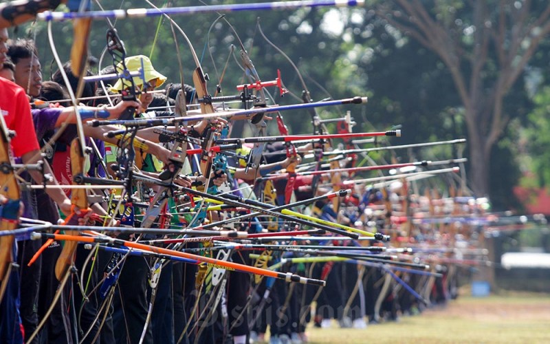 Sejumlah atlet muda membidik sasaran pada kejuaraan panahan Piala Dankormar 2023 di lapangan Mako Pasmar 2 Gedangan Sidoarjo, Jawa Timur, Minggu (17/9/2023). Kejuaraan panahan dalam rangka HUT ke-78 Marinir TNI AL tersebut diikuti 501 peserta dari 34 klub untuk mengasah dan membina atlet guna meningkatkan prestasi olahraga panahan Indonesia. ANTARA FOTO/Umarul Faruq