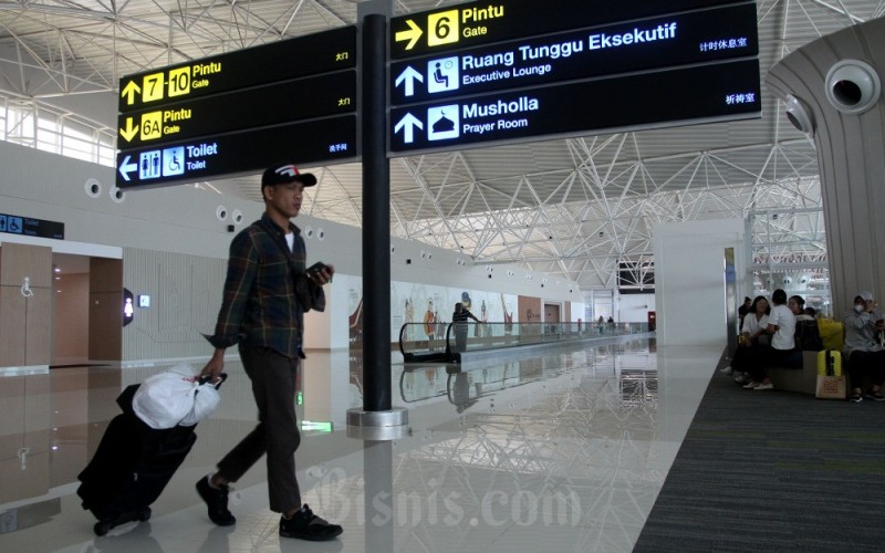 Calon penumpang berada diruang keberangkatan bandara Sultan Hasanuddin Makassar, Sulawesi Selatan, Minggu (17/9/2023). Badan Pusat Statistik (BPS) merilis data bahwa Jumlah penumpang angkutan udara domestik yang berangkat pada Juli 2023 sebanyak 6,0 juta orang atau naik 9,11 persen dibanding kondisi pada Juni 2023. Bisnis/Paulus Tandi Bone