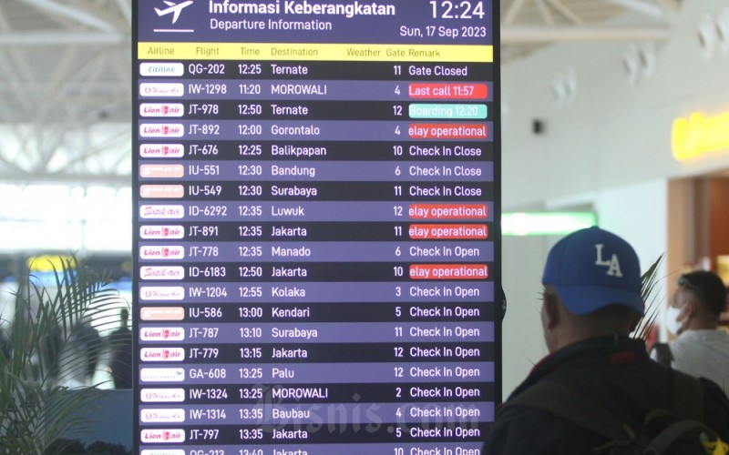 Calon penumpang berada diruang keberangkatan bandara Sultan Hasanuddin Makassar, Sulawesi Selatan, Minggu (17/9/2023). Badan Pusat Statistik (BPS) merilis data bahwa Jumlah penumpang angkutan udara domestik yang berangkat pada Juli 2023 sebanyak 6,0 juta orang atau naik 9,11 persen dibanding kondisi pada Juni 2023. Bisnis/Paulus Tandi Bone