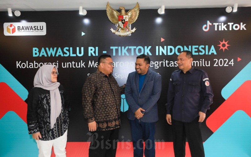 Anggota Badan Pengawas Pemilihan Umum (Bawaslu) Lolly Suhenty (dari kiri), Ketua Bawaslu Rahmat Bagja, Head of Public Policy & Government Relations TikTok Indonesia Firry Wahid, dan Sekretaris Jenderal Bawaslu Ichsan Fuady berbincang di sela-sela penandatanganan kerja sama di Jakarta, Senin (18/9/2023). Bawaslu berkolaborasi dengan TikTok, platform hiburan digital, dalam melawan penyebaran misinformasi dan disinformasi (hoax) terkait Pemilu 2024. Kerjasama ini bertujuan untuk menyediakan informasi akurat, memantau dan menangani konten disinformasi, serta mempercepat penyebaran informasi terkait Pemilu 2024. Bisnis/Himawan L Nugraha