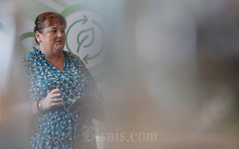 Head of Commercial Banking for South and Southeast Asia HSBC Amanda Murphy memberikan kata sambutan di sela penandatanganan kerja sama pinjaman berjangka hijau di Jakarta, Senin (18/9/2023). PT Bank HSBC Indonesia menyalurkan pinjaman berjangka hijau sebesar USD20 juta kepada PT Indo-Rama Synthetics Tbk., guna mendukung upaya Indo-Rama mengurangi konsumsi energi melalui instalasi mesin-mesin baru dengan teknologi dan penggunaan energi yang lebih efisien pada perluasan pabrik benang pintal, serta meningkatkan pencapaian ESG dari Indorama Group secara keseluruhan. Bisnis/Arief Hermawan P