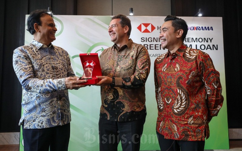 President Director and Group CFO Indorama V.S Baldwa (dari kiri) bertukar cendera mata dengan Presiden Direktur HSBC Indonesia Francois de Maricourt disaksikan Direktur Wholesale Banking HSBC Riko Tasmaya di sela-sela penandatanganan kerja sama pinjaman berjangka hijau di Jakarta, Senin (18/9/2023). PT Bank HSBC Indonesia menyalurkan pinjaman berjangka hijau sebesar USD20 juta kepada PT Indo-Rama Synthetics Tbk., guna mendukung upaya Indo-Rama mengurangi konsumsi energi melalui instalasi mesin-mesin baru dengan teknologi dan penggunaan energi yang lebih efisien pada perluasan pabrik benang pintal, serta meningkatkan pencapaian ESG dari Indorama Group secara keseluruhan. Bisnis/Arief Hermawan P