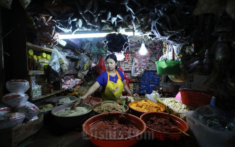 Pedagang menata barang dagangannya di salah satu pasar di Jakarta, Senin (18/2023). Presiden Joko Widodo (Jokowi) optimistis pemerintah dapat menjaga tingkat inflasi Negara di kisaran angka 3 persen hingga akhir tahun 2023. Bisnis/Eusebio Chrysnamurti