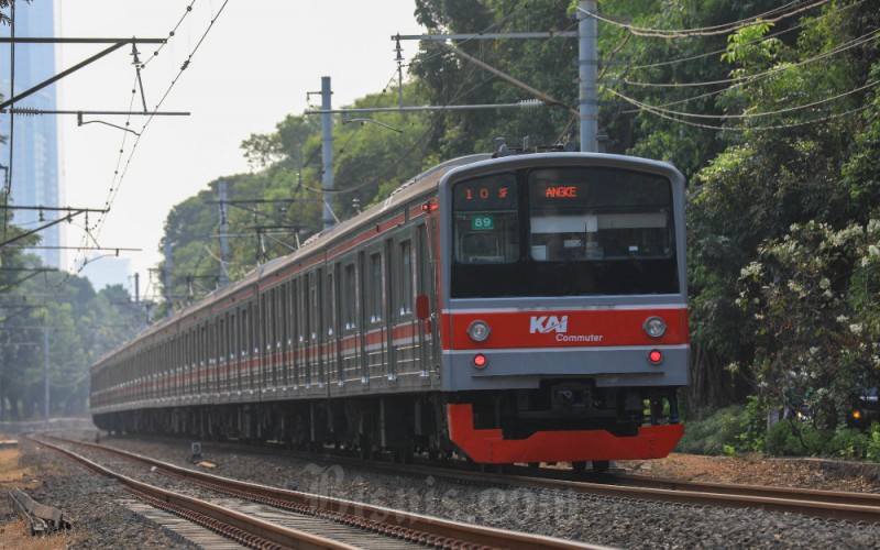 Rangkaian kereta rel listrik atau KAI Commuter melintas di Jakarta, Senin (18/9/2023). PT Kereta Commuter Indonesia (KCI) atau KAI Commuter menggandeng Google untuk memungkinkan para menumpang mengetahui tingkat kepadatan pada setiap gerbong KRL. Kolaborasi dengan Google ini bakal memberi pengalaman layanan yang lebih transparan dan terintegrasi lewat aplikasi KCI nantinya. Bisnis/Himawan L Nugraha