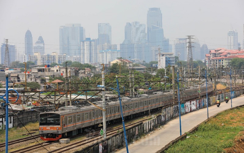 Rangkaian kereta rel listrik atau KAI Commuter melintas di Jakarta, Senin (18/9/2023). PT Kereta Commuter Indonesia (KCI) atau KAI Commuter menggandeng Google untuk memungkinkan para menumpang mengetahui tingkat kepadatan pada setiap gerbong KRL. Kolaborasi dengan Google ini bakal memberi pengalaman layanan yang lebih transparan dan terintegrasi lewat aplikasi KCI nantinya. Bisnis/Himawan L Nugraha