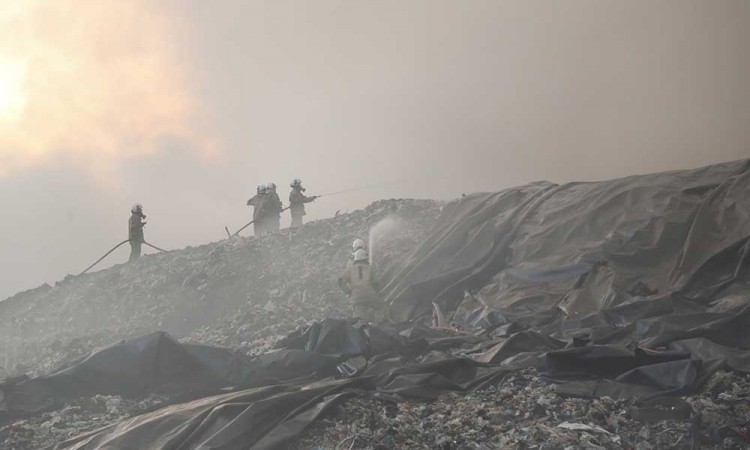 Tempat Pembuangan Akhir (TPA)  Jatibarang di Semarang Terbakar