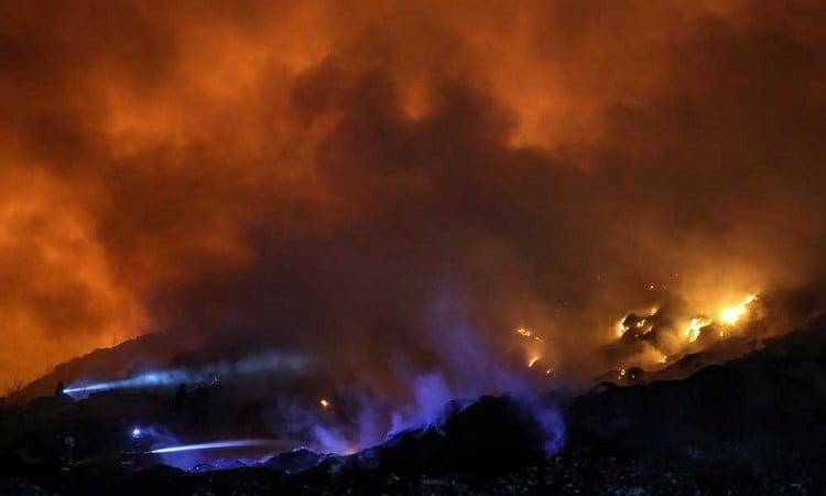 Tempat Pembuangan Akhir (TPA)  Jatibarang di Semarang Terbakar