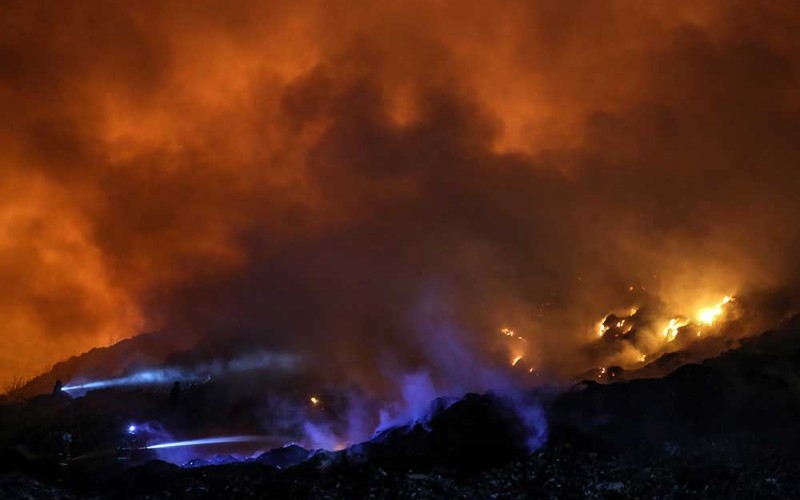 Petugas pemadam kebakaran melakukan pembasahan kebakaran sampah di tempat pembuangan akhir (TPA) Jatibarang, Semarang, Jawa Tengah, Senin (18/9/2023). Kebakaran di kawasan seluas dua hektare yang merupakan TPA tidak aktif tersebut terjadi pada pukul 14.00 WIB dan petugas gabungan Polri, Dinas Pemadaman Kebakaran, BPBD, dan PDAM setempat masih melakukan proses pemadaman. ANTARA FOTO/Makna Zaezar