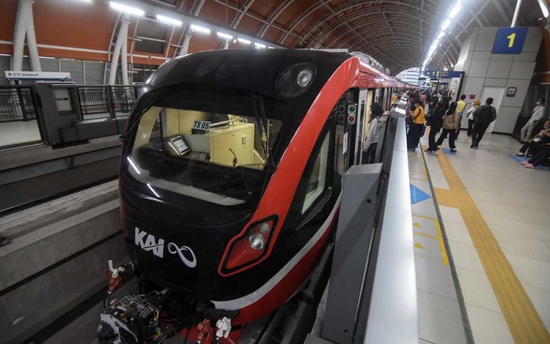Penumpang menaiki kereta ringan atau Light Rail Transit (LRT) di Stasiun LRT Setiabudi, Jakarta, Senin (18/9/2023). LRT Jabodebek kembali melakukan penambahan jumlah perjalanan dari 158 perjalanan setiap harinya bertambah menjadi 230 perjalanan per hari yang resmi diberlakukan pada Senin (18/9) guna memenuhi peningkatan kebutuhan para pengguna jasa. ANTARA FOTO/Indrianto Eko Suwarso