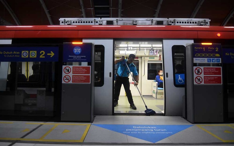 Pekerja membersihkan lantai gerbong kereta ringan atau Light Rail Transit (LRT) di Jakarta, Senin (18/9/2023). LRT Jabodebek kembali melakukan penambahan jumlah perjalanan dari 158 perjalanan setiap harinya bertambah menjadi 230 perjalanan per hari yang resmi diberlakukan pada Senin (18/9) guna memenuhi peningkatan kebutuhan para pengguna jasa. ANTARA FOTO/Indrianto Eko Suwarso