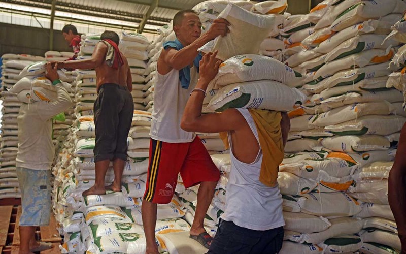 Sejumlah pekerja mengangkut beras bantuan pemerintah untuk didistribusikan di Gudang Bulog Banten, di Serang, Senin (18/9/2023). Pemerintah melalui Kementerian Sosial bersama Perum Bulog menyalurkan bantuan pangan berupa 10 kilogram beras untuk 21,3 juta keluarga penerima manfaat (KPM) mulai September hingga November 2023 untuk meringankan beban warga tidak mampu sekaligus untuk menekan gejolak harga beras. ANTARA FOTO/Asep Fathulrahman
