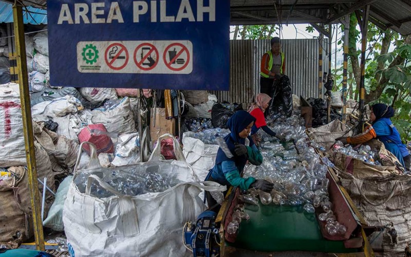 Sejumlah pekerja memilah sampah botol dan galon plastik untuk didaur ulang di Koperasi Pemulung Berdaya, Setu, Tangerang Selatan, Banten, Senin (18/9/2023). Koperasi yang mempekerjakan sekitar 50 pemulung tersebut menghasilkan produk plastik cacah dan plastik pres sebagai bahan pelet plastik daur ulang dengan omzet mencapai Rp1,5 miliar per bulan. ANTARA FOTO/Sulthony Hasanuddin