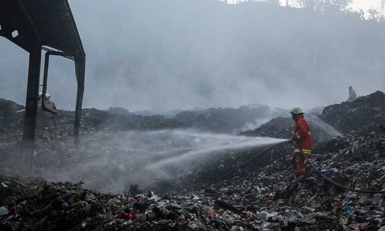 Kebakaran TPA Jatibarang di Semarang Masih Belum Bisa Dipadamkan