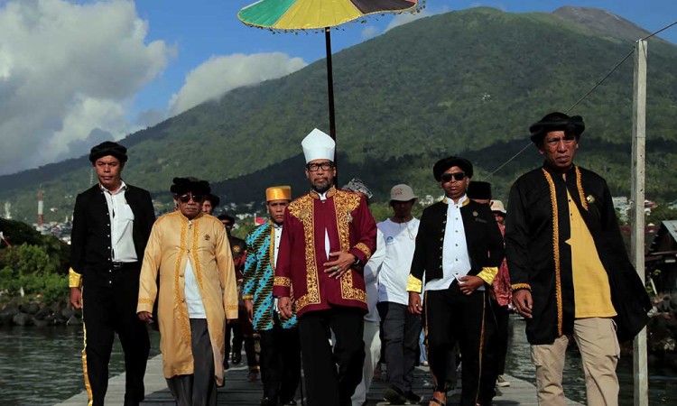 Prosesi Kololi Kie Mote Ngolo di Pulau Ternate