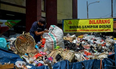 Sampah di Kota Bandung Menumpuk di TPS Akibat TPA Sarimukti Masih Terbakar