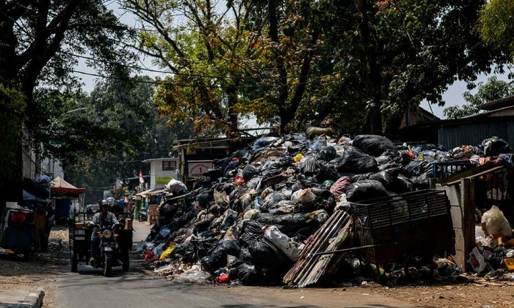 Sampah di Kota Bandung Menumpuk di TPS Akibat TPA Sarimukti Masih Terbakar