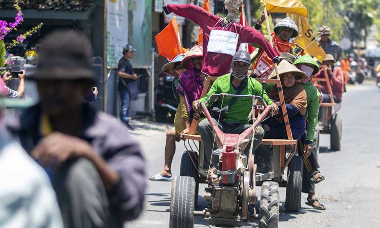 Petani di Indramayu Melakukan Unjuk Rasa Meminta Penghentikan Perpanjangan HGU PG Rajawali