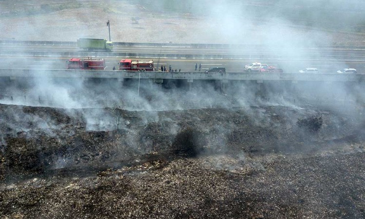 Tempat Pembuangan Sampah Ilegal di Samping Tol Cibitung-Cilincing Terbakaraz