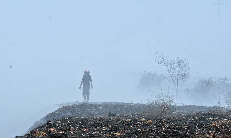 Tempat Pembuangan Sampah Ilegal di Samping Tol Cibitung-Cilincing Terbakar