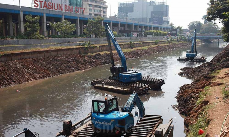 Pengerukan Kali Ciliwung Antisipasi Musim Hujan