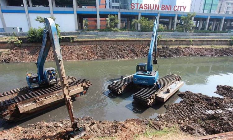 Pengerukan Kali Ciliwung Antisipasi Musim Hujan
