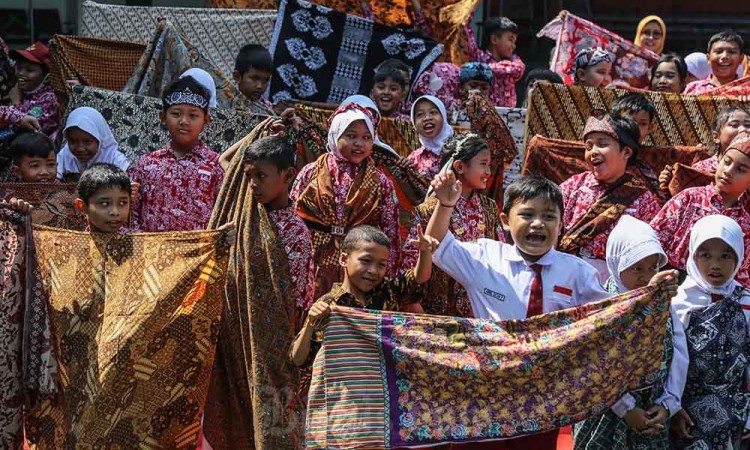 Parade Batik Katulistiwa di Semarang