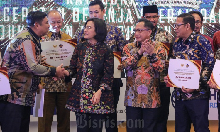 Sri Mulyani Serahkan Insentif Fiskal Tahun Anggaran 2023 ke Daerah Yang Memiliki Kinerja Baik